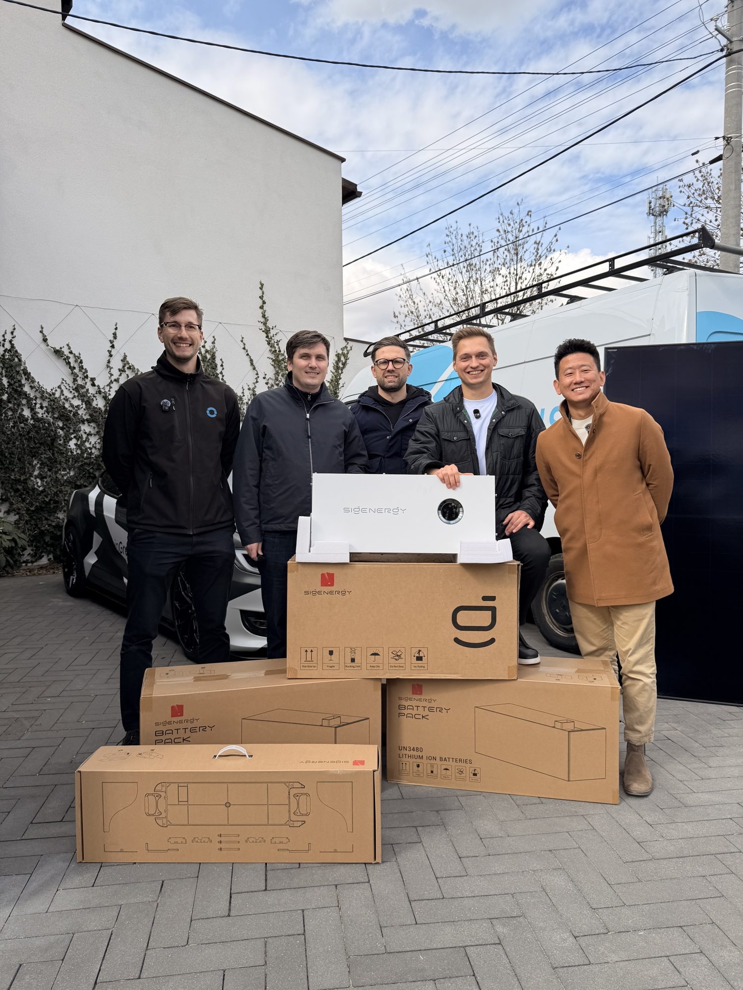 Daniel Grzyb z zespołem Pstryk i Sigenergy przy magazynach energii Sigenergy