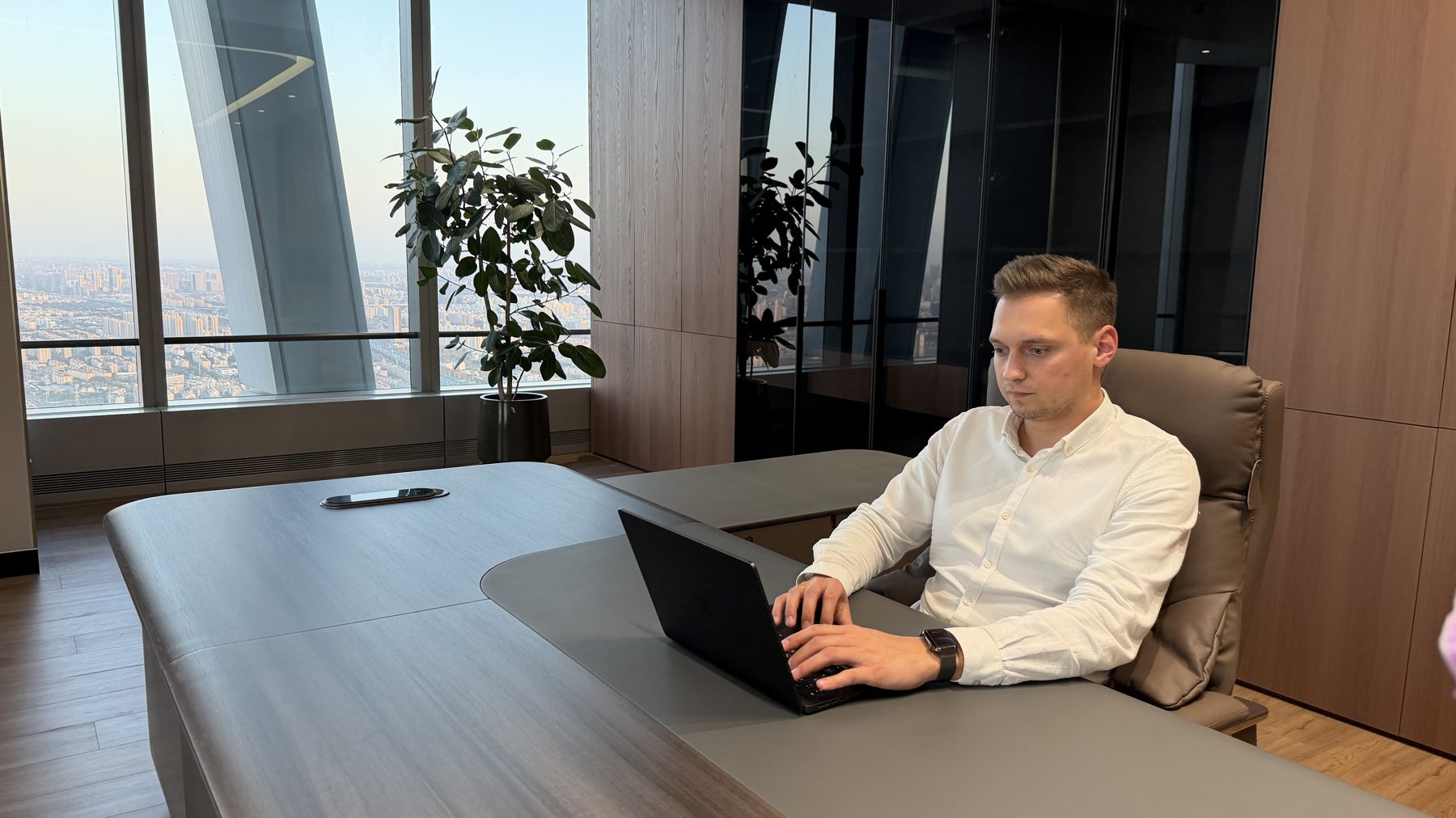 Daniel Grzyb przy biurku